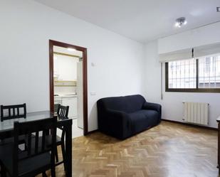 Sala d'estar de Apartament de lloguer en  Madrid Capital amb Calefacció, Forn i Rentadora