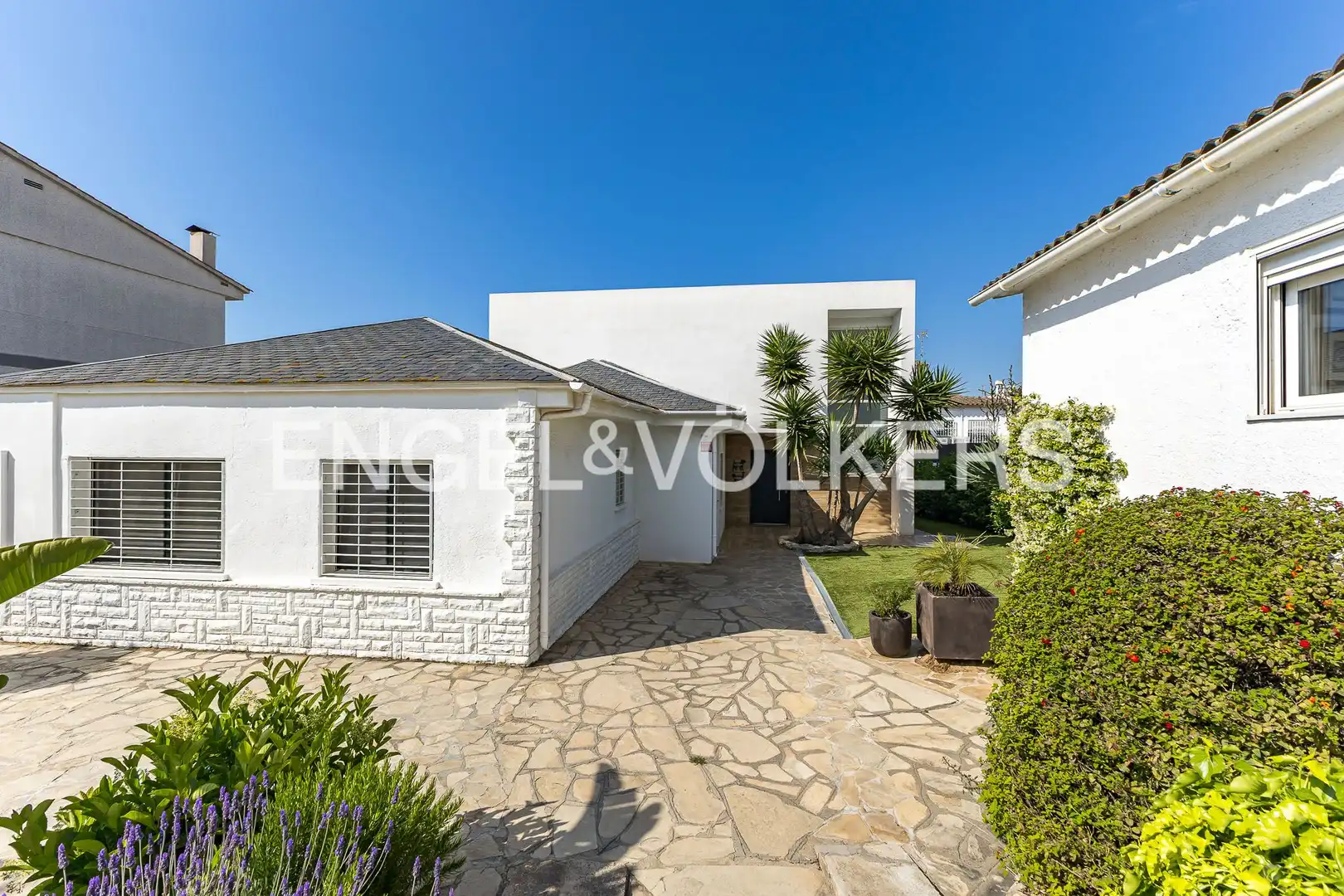 Vista exterior de Casa o chalet en venta en Vilanova i la Geltrú con Aire acondicionado, Calefacción y Jardín privado