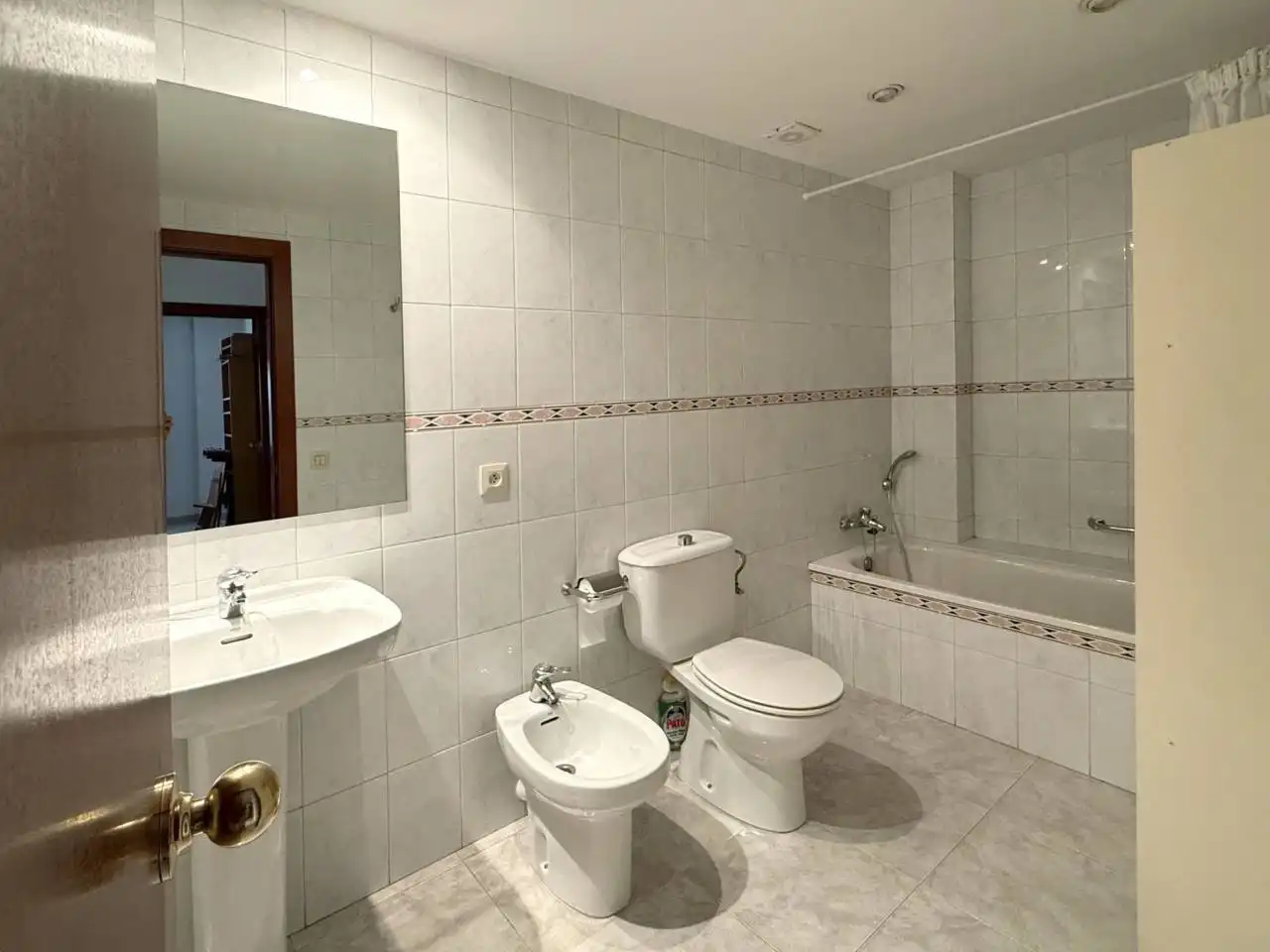 Bathroom of Flat for sale in Olot  with Air Conditioner, Heating and Terrace
