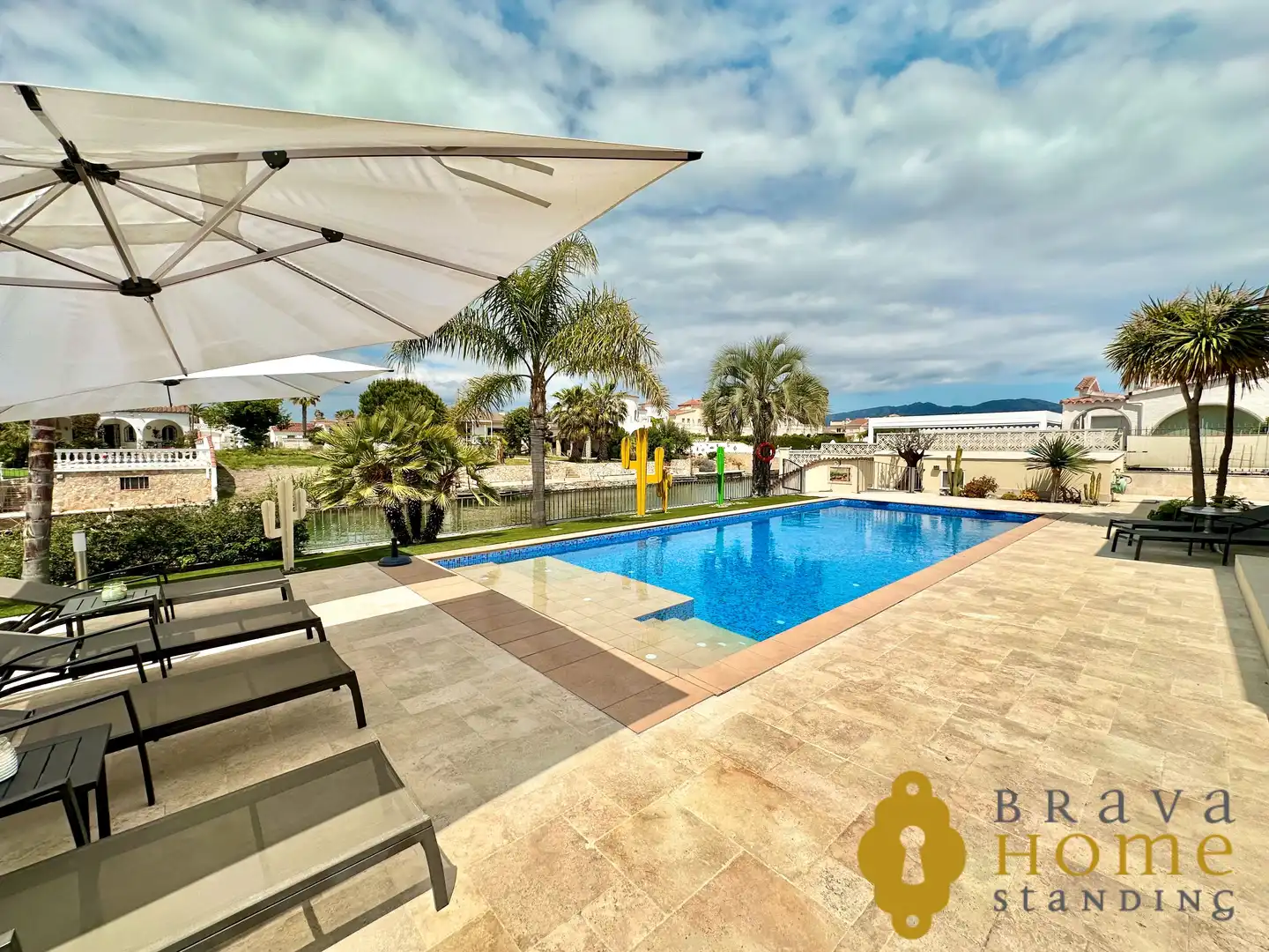 Swimming pool of Houses for sale in Empuriabrava  with Air Conditioner, Heating and Private garden