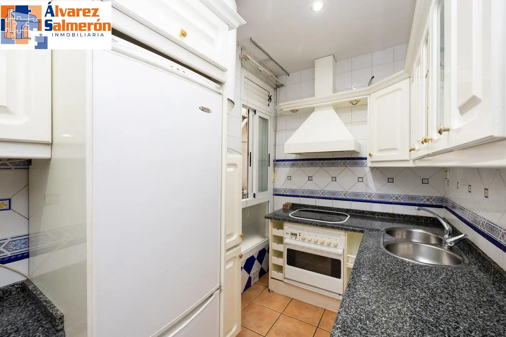 Kitchen of Flat for sale in Granada