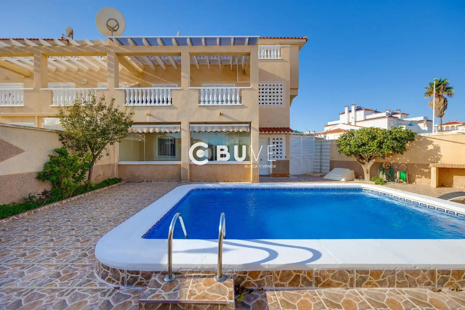 Vista exterior de Casa adosada en venda en Orihuela amb Aire condicionat, Calefacció i Traster