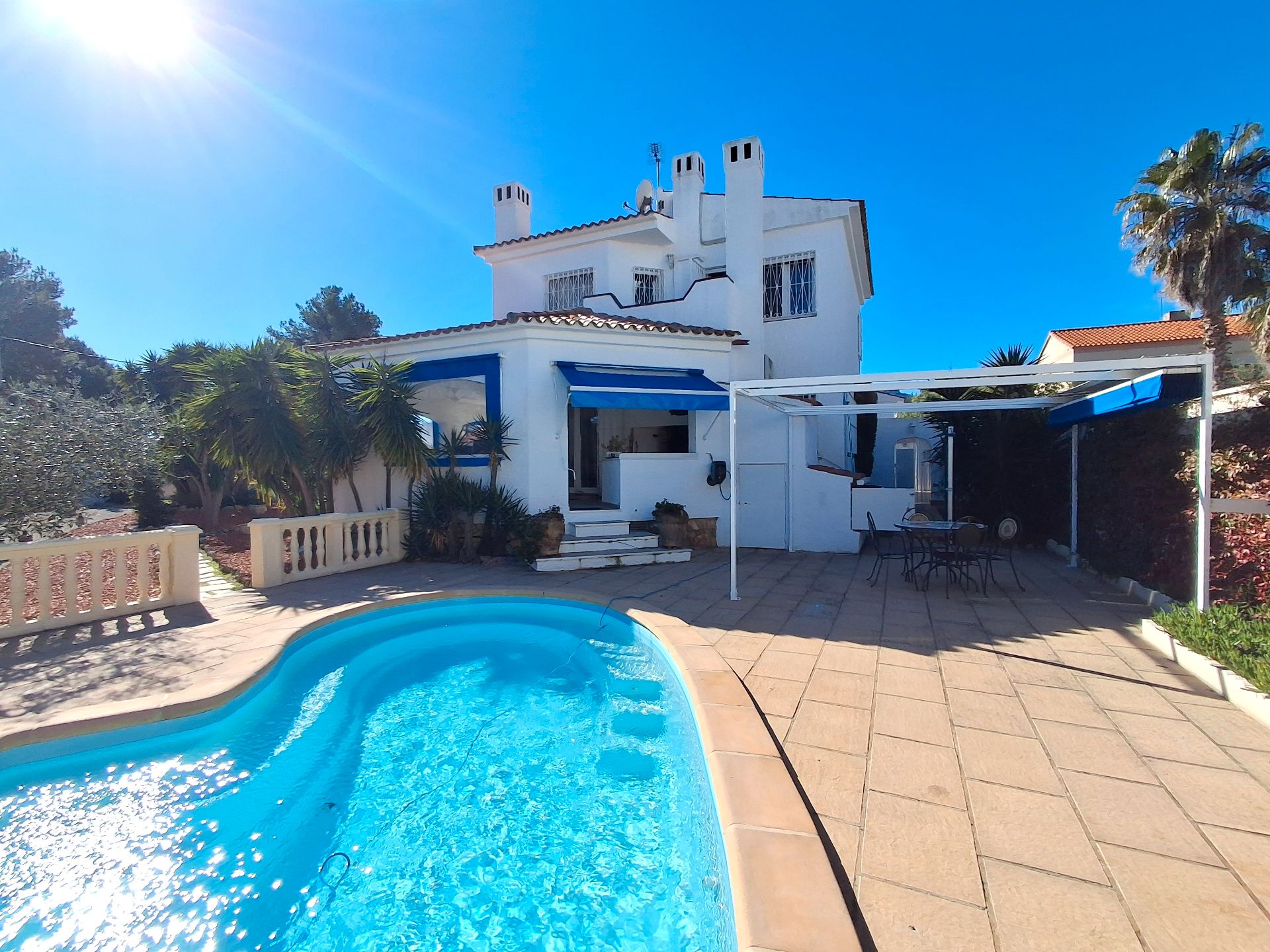 Vista exterior de Casa o xalet en venda en Mont-roig del Camp amb Aire condicionat, Calefacció i Jardí privat