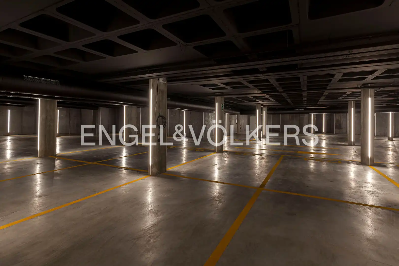 Parking de Piso en venta en Madrid con Aire acondicionado, Calefacción y Jardín privado
