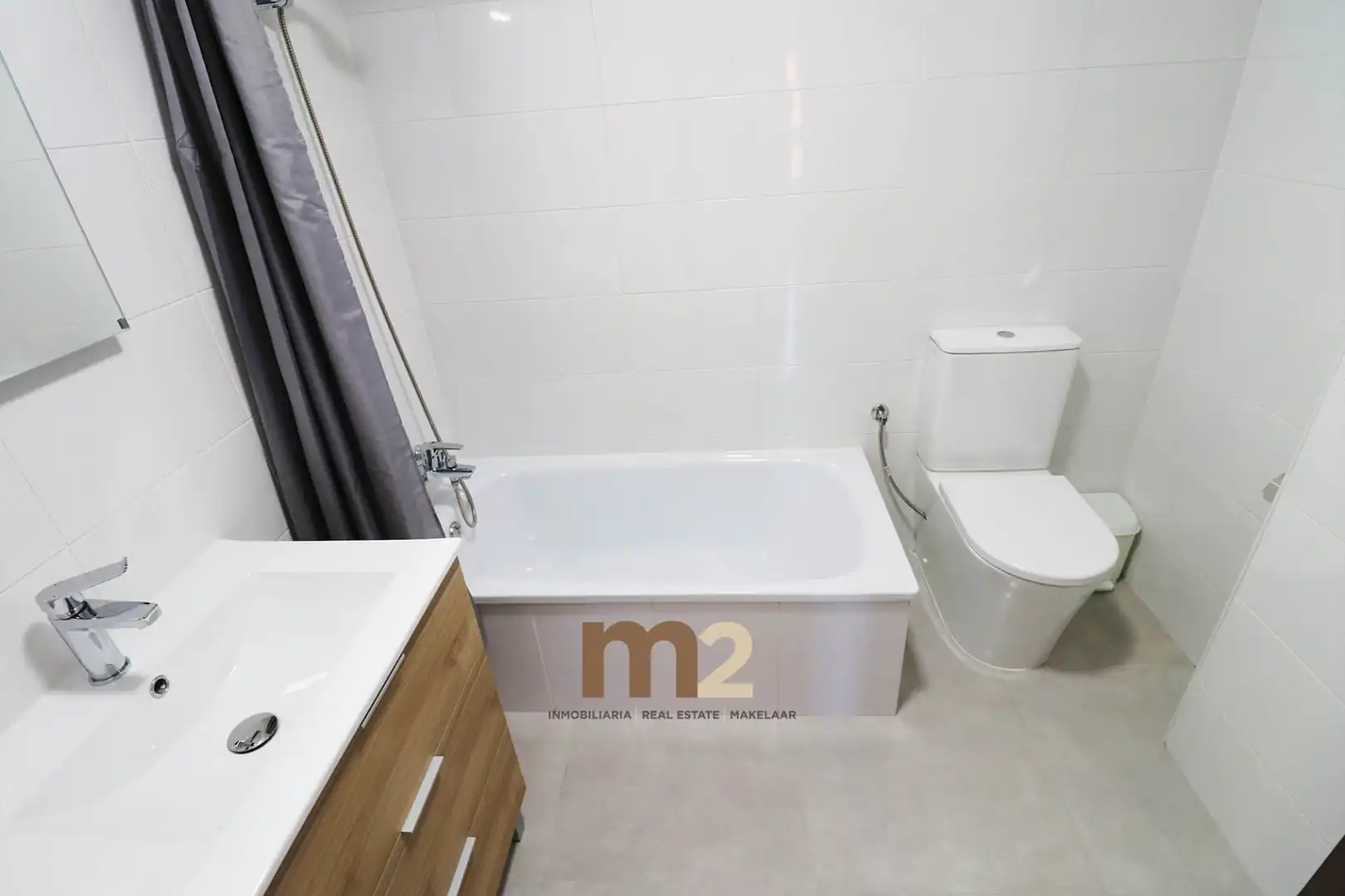 Bany de Apartament de lloguer en Guardamar del Segura amb Terrassa, Forn i Rentadora
