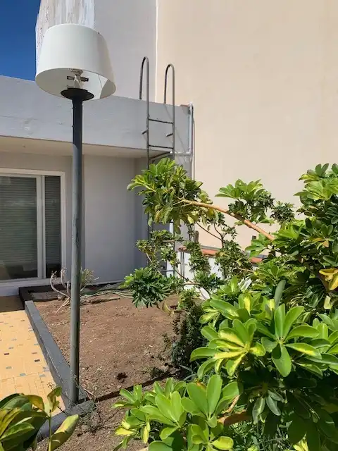Außenansicht von Einfamilien-Reihenhaus zum Verkauf in Santa Cruz de Tenerife mit Klimaanlage, Terrasse und Abstellraum