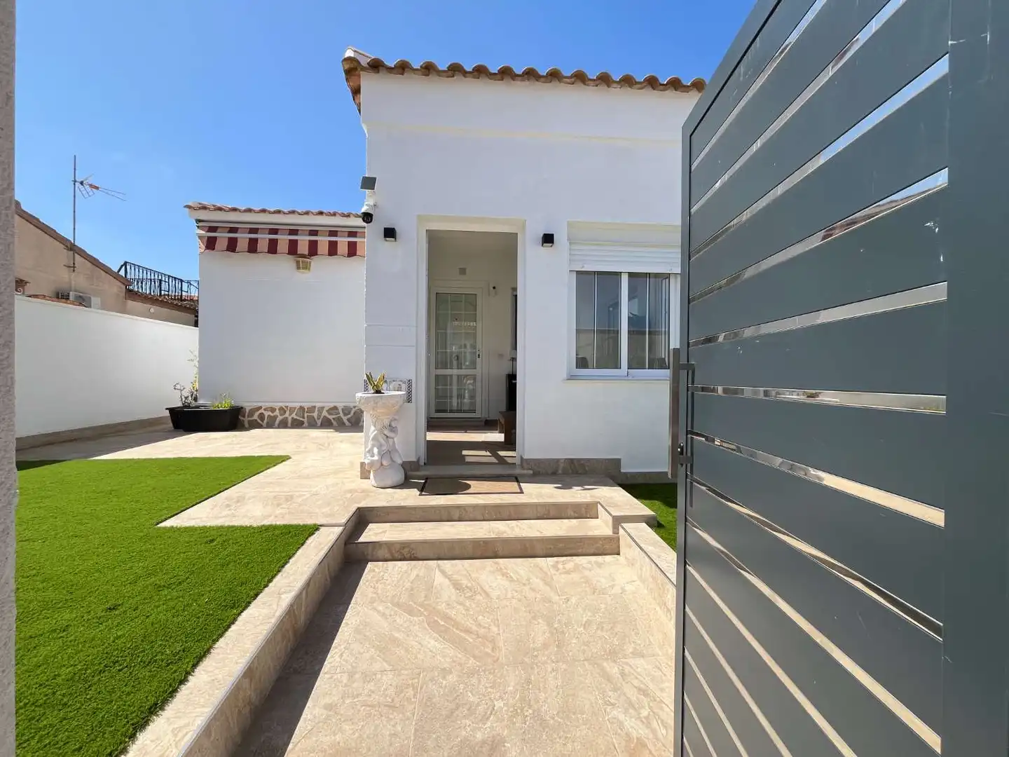 Vista exterior de Casa o xalet en venda en Orihuela amb Aire condicionat, Traster i Moblat