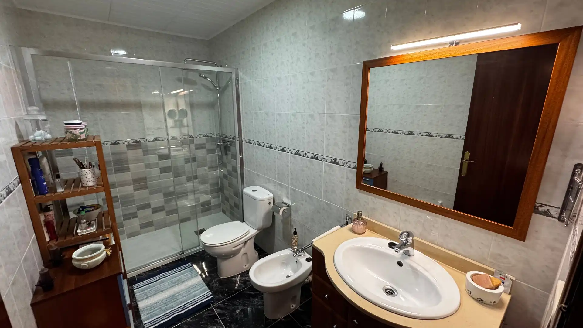 Badezimmer von Wohnung zum Verkauf in Roda de Berà mit Klimaanlage, Heizung und Parkett