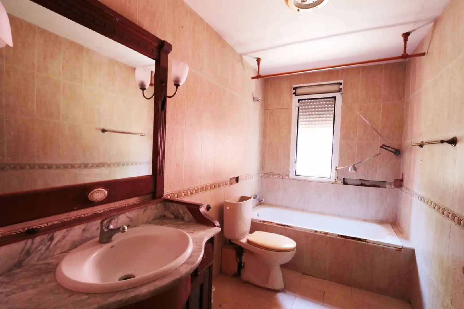 Baño de Casa o chalet en venta en Escalona con Calefacción, Trastero y Piscina
