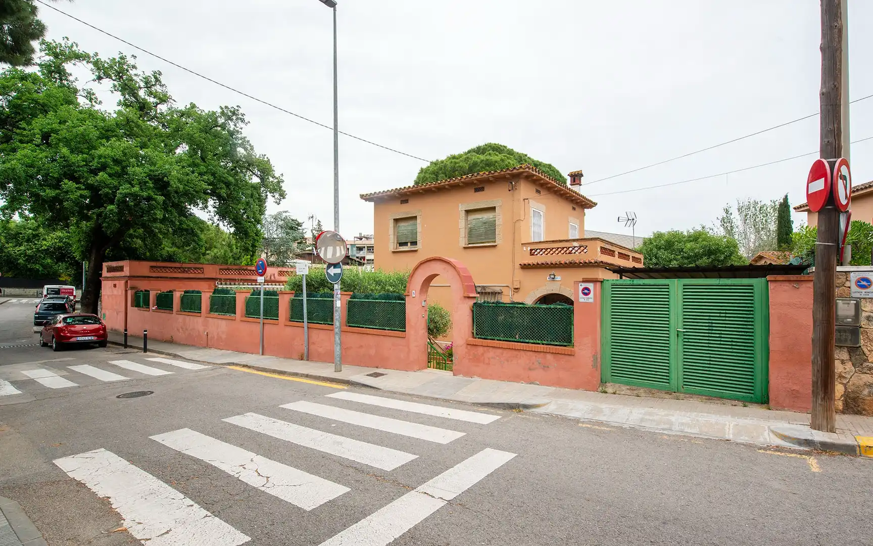 Außenansicht von Haus oder Chalet zum Verkauf in Sant Boi de Llobregat mit Privatgarten und Terrasse