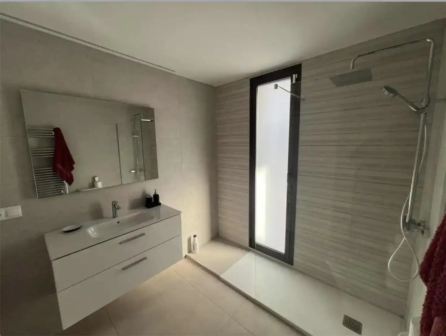 Badezimmer von Wohnungen zur Miete in Casares mit Klimaanlage und Schwimmbad