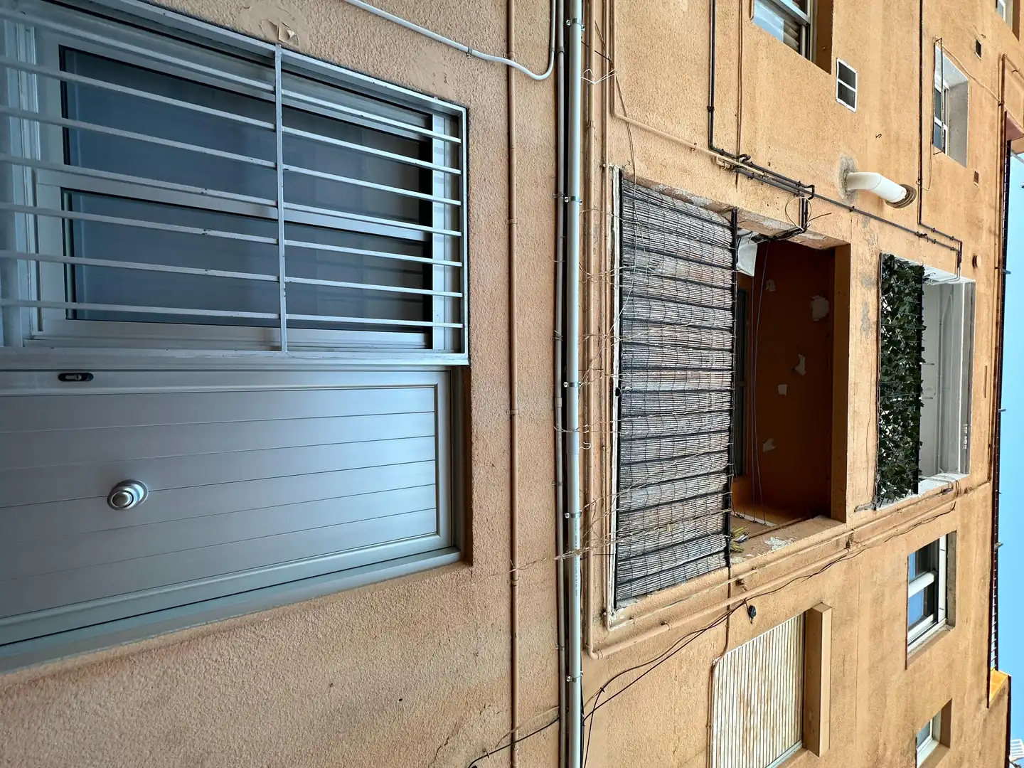 Vista exterior de Pis en venda en Santa Coloma de Gramenet amb Terrassa i Balcó