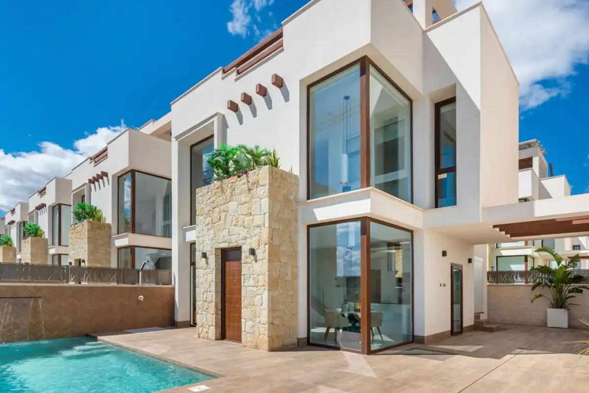 Chalet con piscina en venta en Los Montesinos