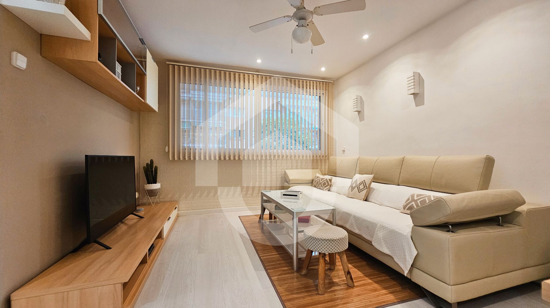 Living room of Flat for sale in  Barcelona Capital  with Heating, Parquet flooring and Furnished