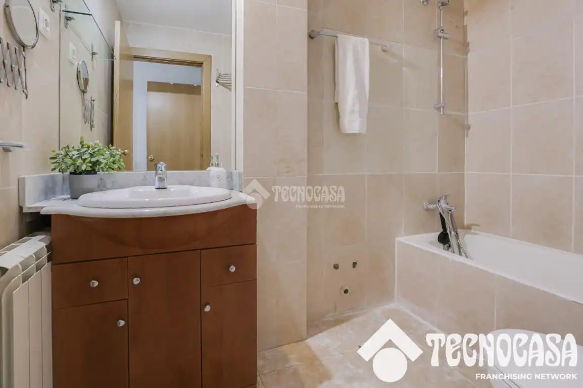 Badezimmer von Wohnung zum Verkauf in Barcelona mit Klimaanlage und Balkon