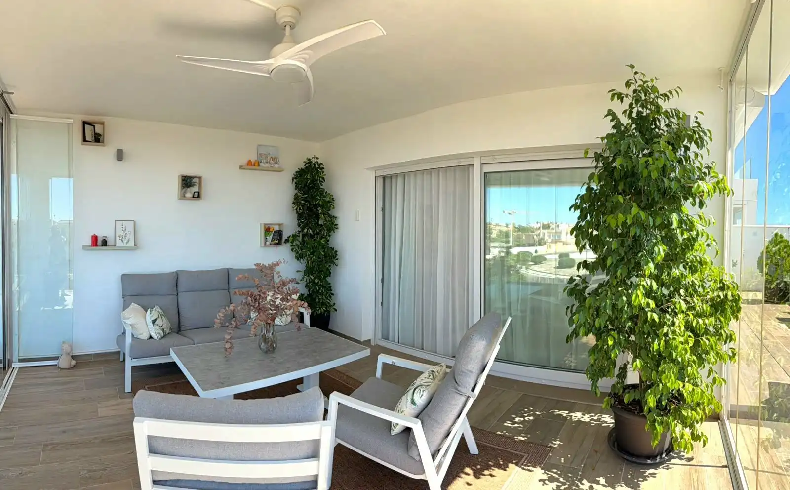 Terrasse von Wohnungen zur Miete in Torrevieja mit Klimaanlage, Terrasse und Abstellraum