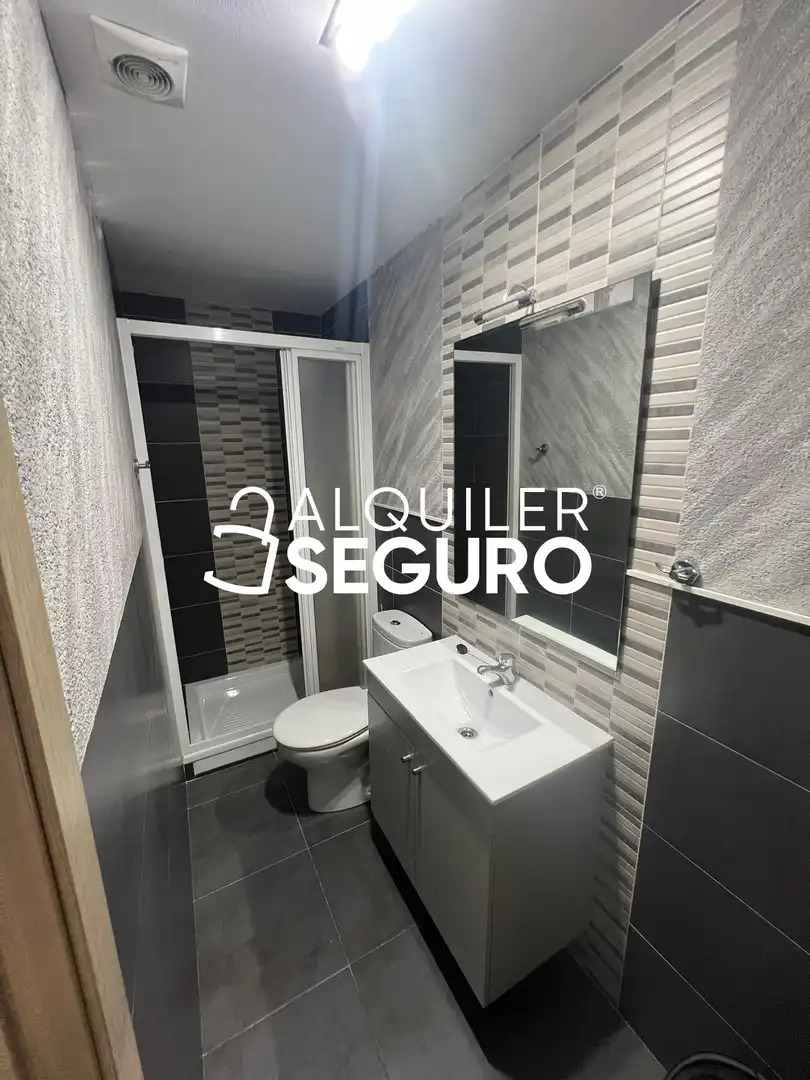 Bathroom of Flat for rent in Madrid  with Furnished