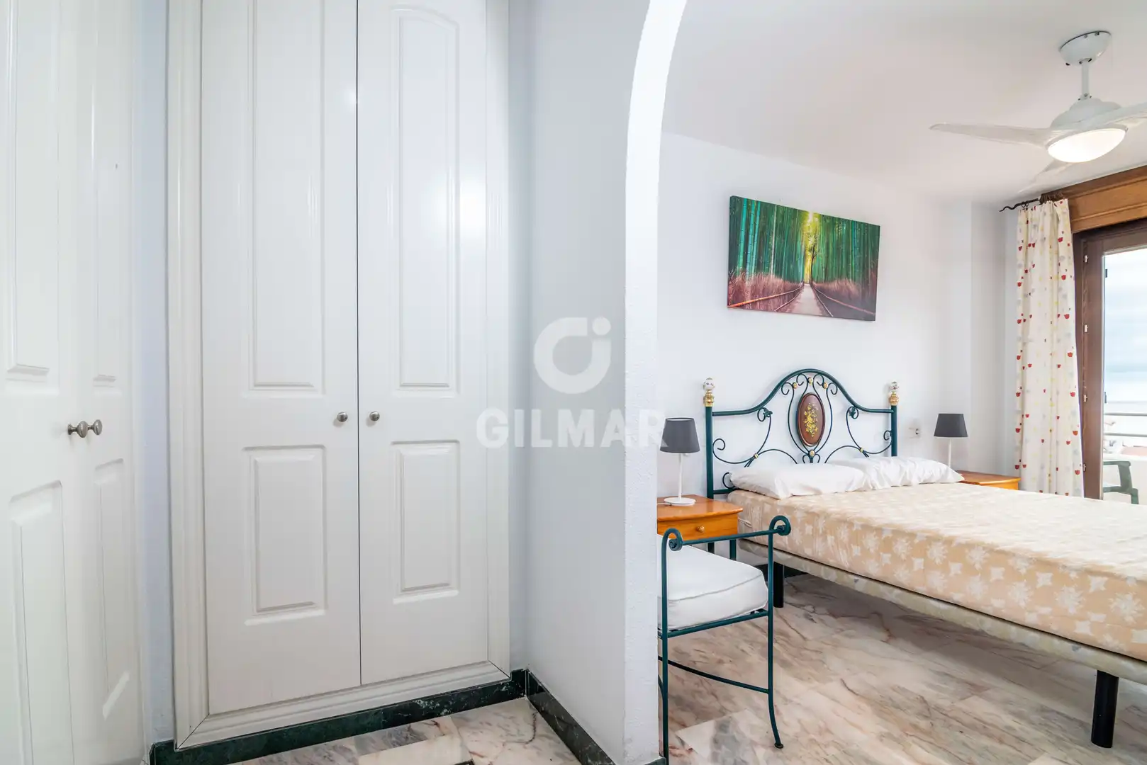 Schlafzimmer von Einfamilien-Reihenhaus zum Verkauf in Manilva mit Heizung, Privatgarten und Schwimmbad