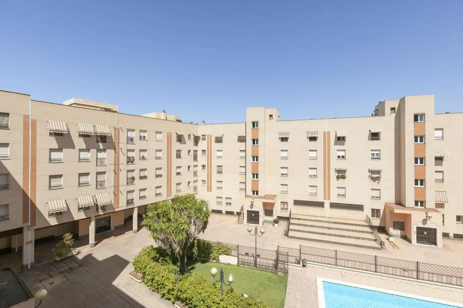 Vista exterior de Piso en venta en Granada con Calefacción, Balcón y Piscina comunitaria