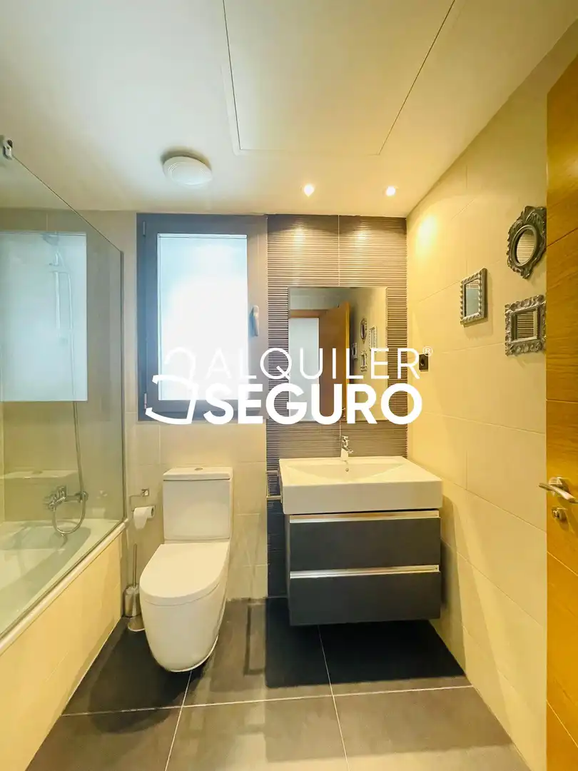 Bany de Pis de lloguer en Madrid amb Aire condicionat, Calefacció i Piscina
