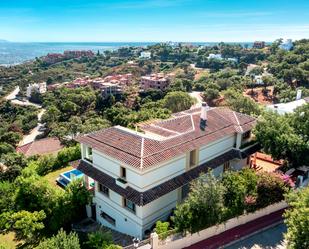 Vista exterior de Casa o xalet en venda en Marbella amb Aire condicionat, Terrassa i Piscina