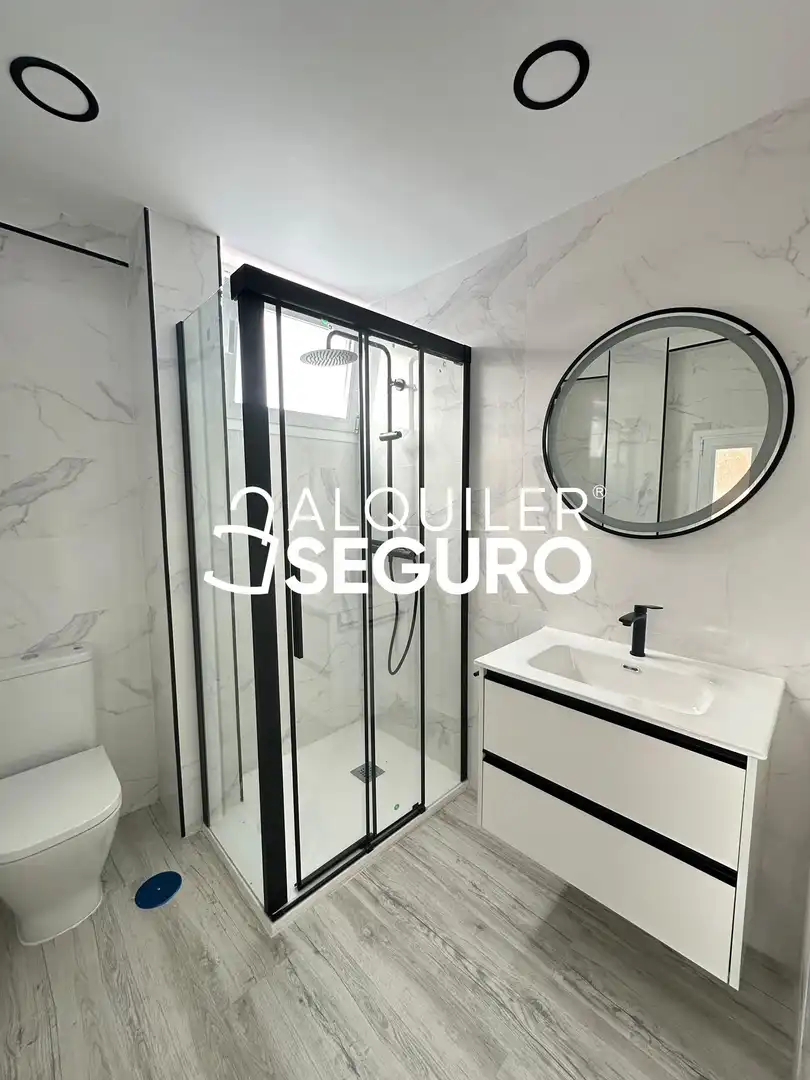 Bathroom of Flat for rent in Madrid  with Heating