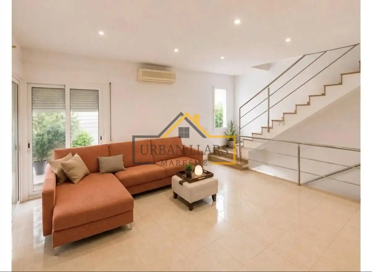 Sala de estar de Casa adosada en venta en La Roca del Vallès con Aire acondicionado, Calefacción y Terraza