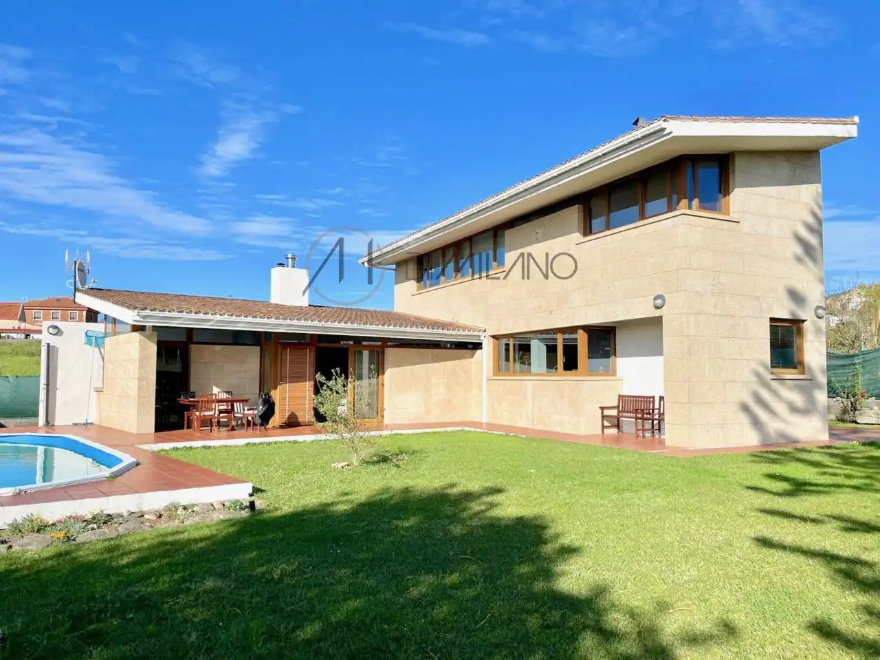 Vista exterior de Casa o xalet de lloguer en Vigo  amb Calefacció, Jardí privat i Piscina