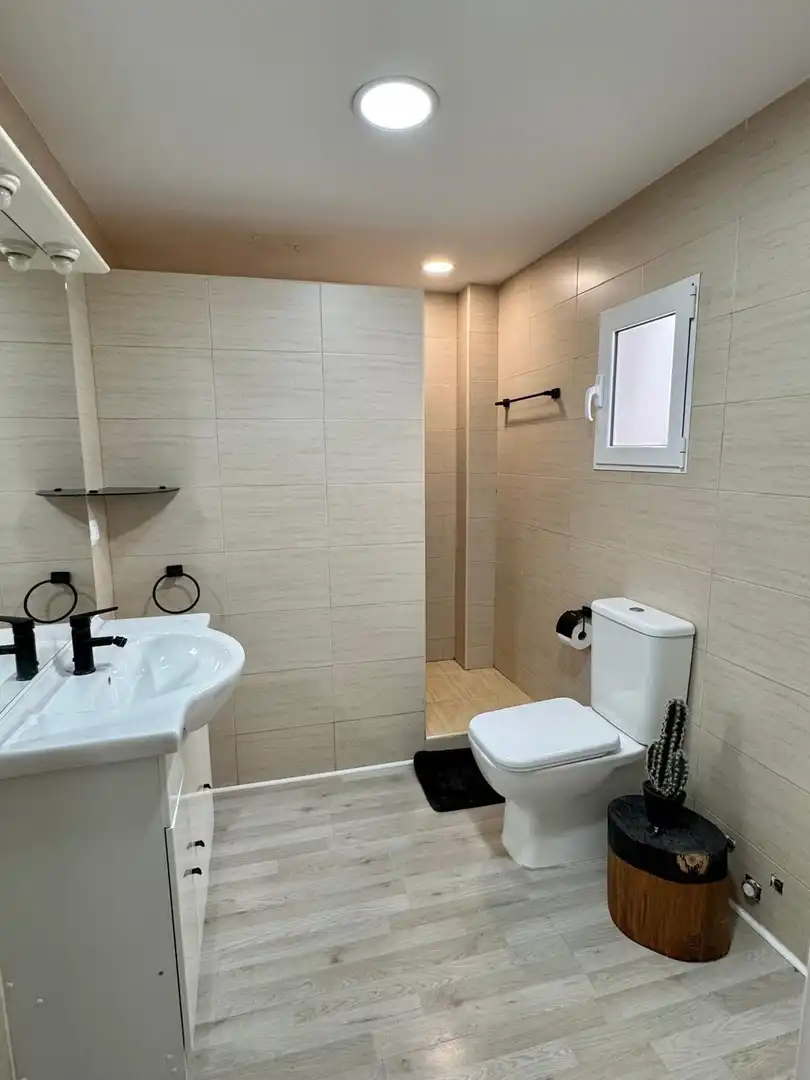 Baño de Piso de alquiler en Valencia con Aire acondicionado, Calefacción y Amueblado