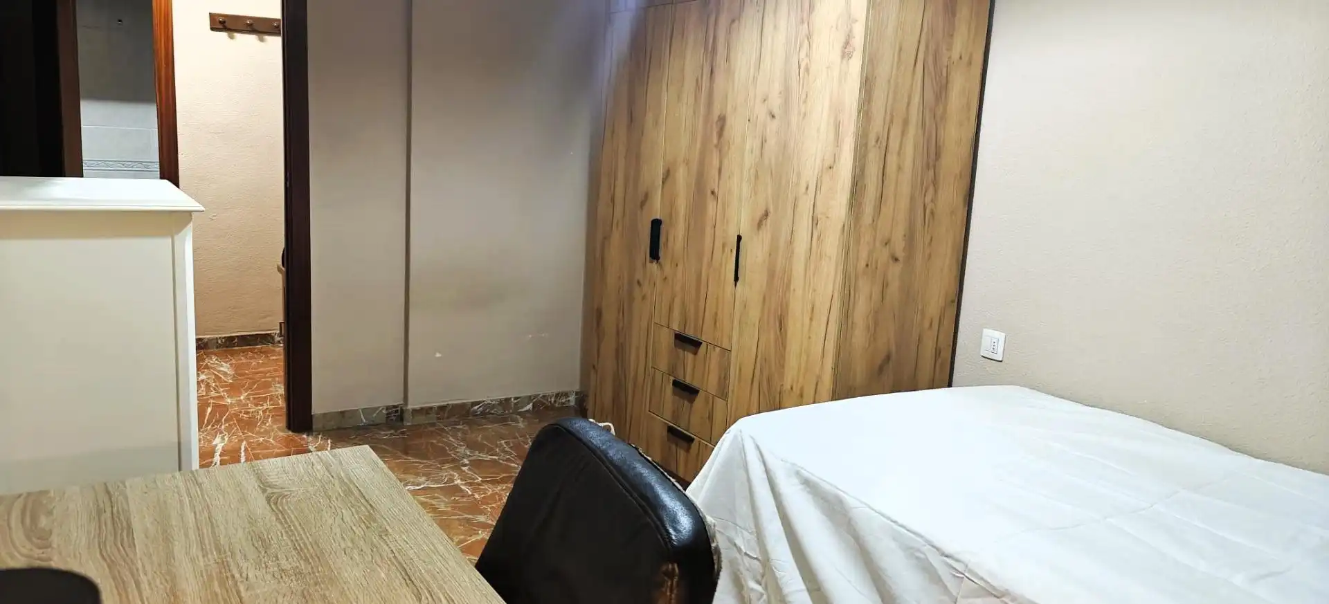 Dormitori de Pis de lloguer en Granada amb Jardí privat, Moblat i Balcó