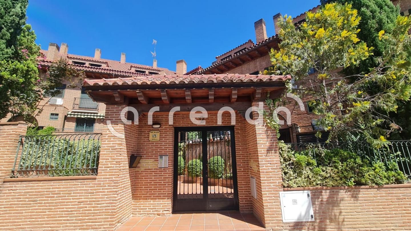 Jardí de Dúplex de lloguer en Villaviciosa de Odón amb Calefacció, Parquet i Traster