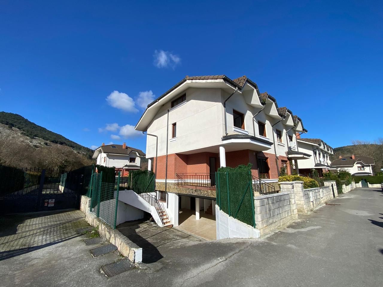 Vista exterior de Casa adosada en venda en Castro-Urdiales amb Calefacció i Jardí privat