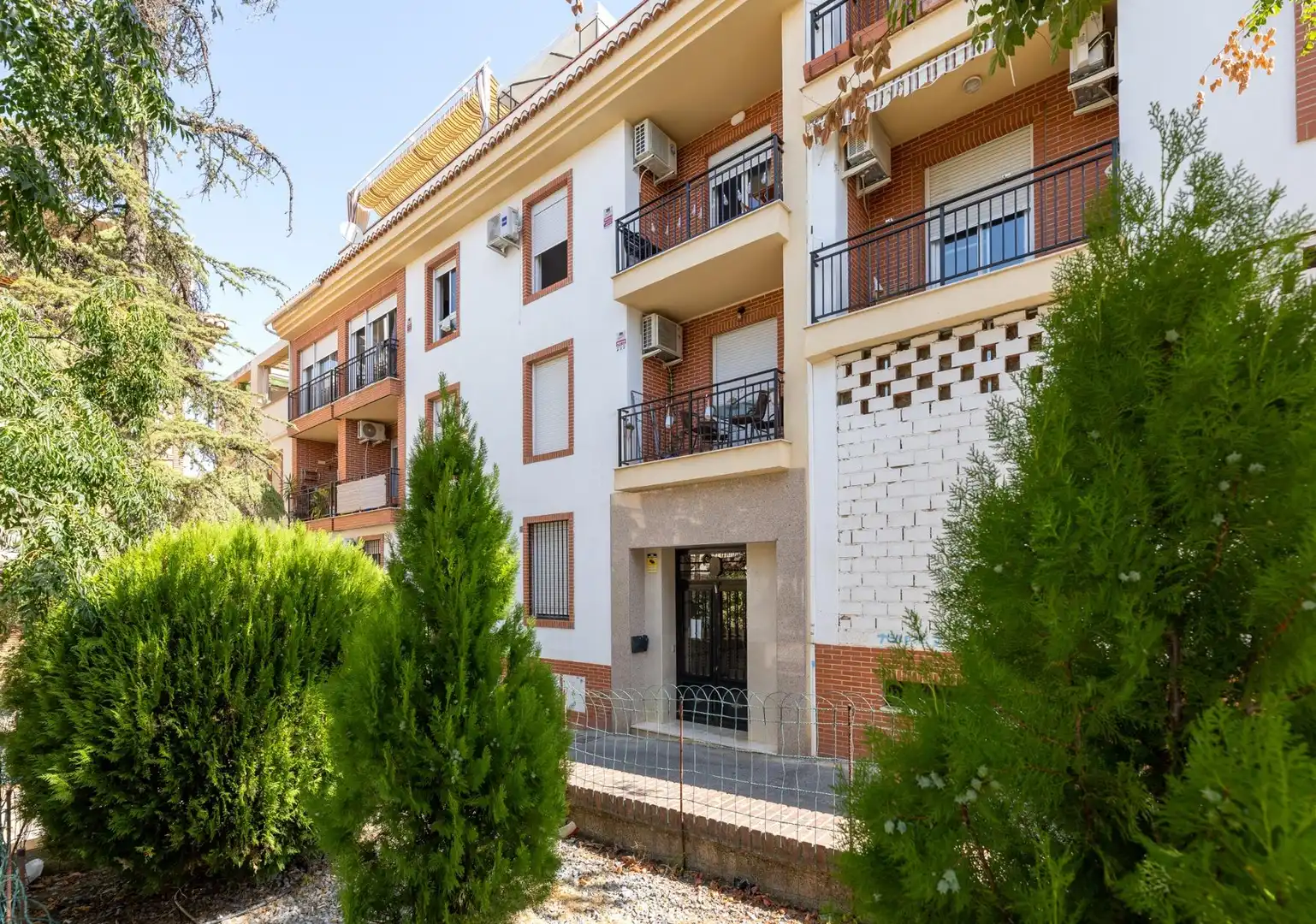 Vista exterior de Piso en venta en La Zubia con Calefacción y Balcón