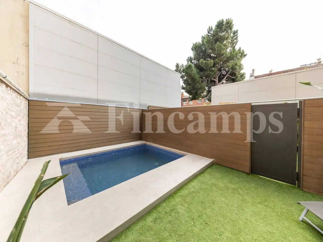 Piscina de Casa adosada en venda en Sabadell amb Aire condicionat, Calefacció i Jardí privat