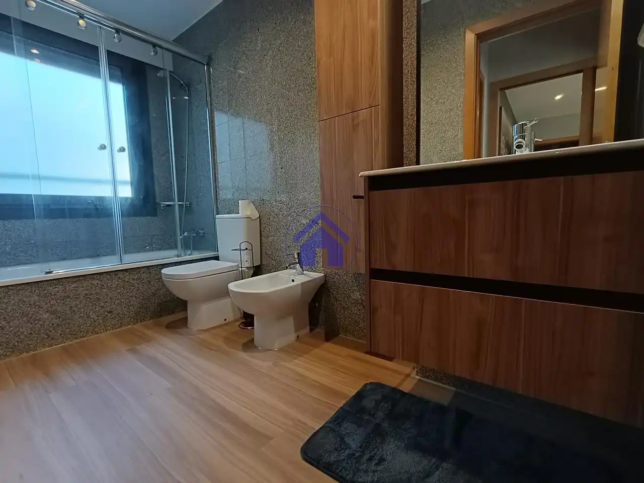 Baño de Piso en venta en Vigo  con Calefacción, Terraza y Piscina