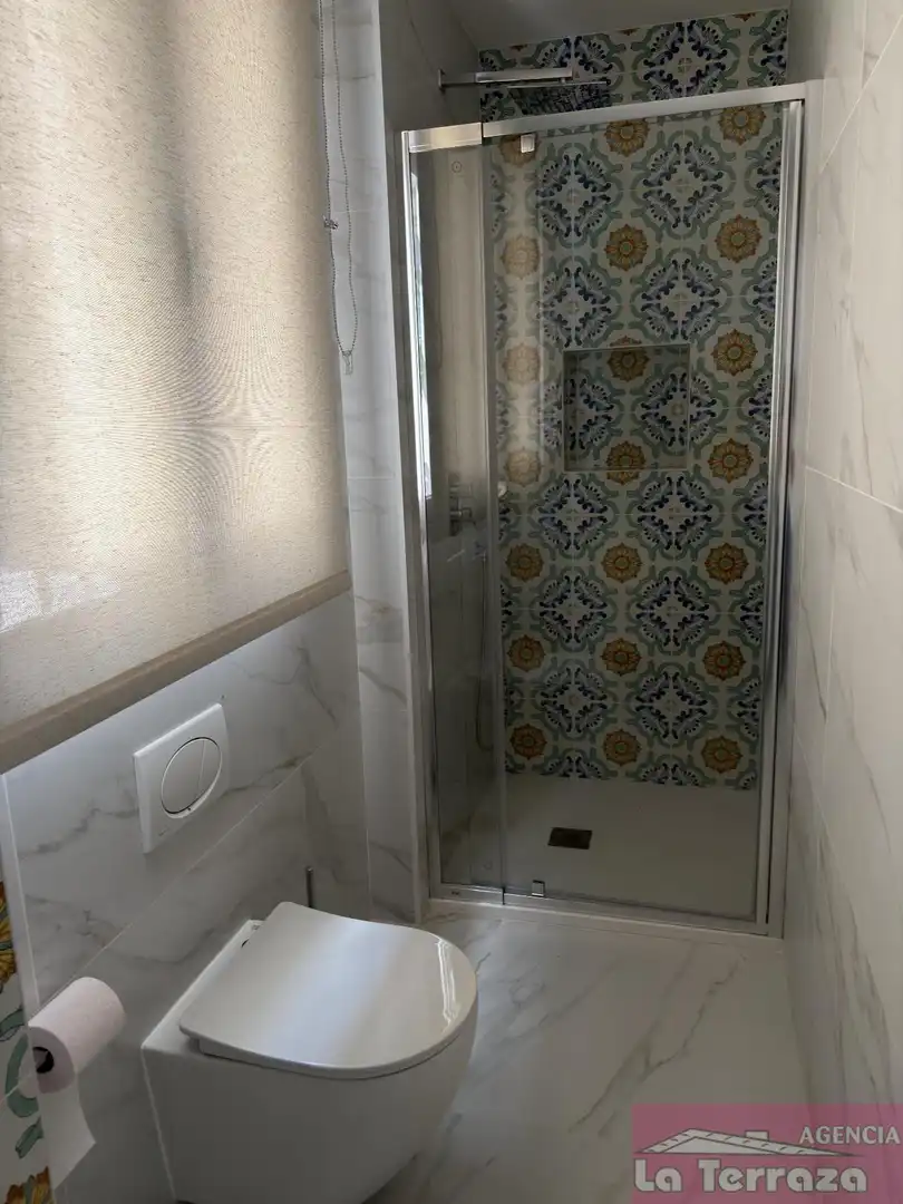Baño de Apartamento de alquiler en Estepona con Aire acondicionado