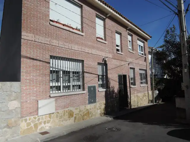 Vista exterior de Pis en venda en Navalagamella amb Calefacció