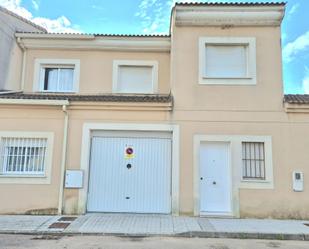 Vista exterior de Casa adosada en venda en Guadiana amb Terrassa