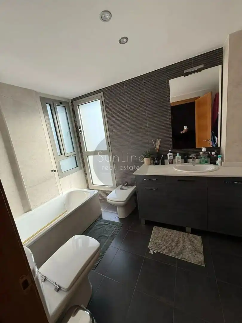 Badezimmer von Wohnung zur Miete in Quatre Carreres