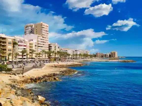 Außenansicht von Wohnung zur Miete in Torrevieja mit Klimaanlage und Balkon