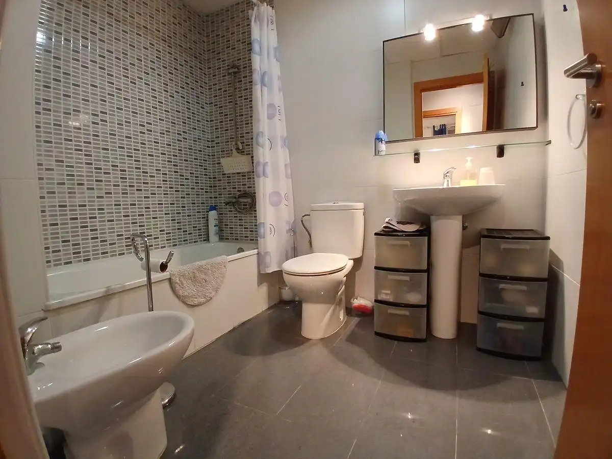 Baño de Apartamento en venta en Deltebre con Terraza, Amueblado y Piscina comunitaria