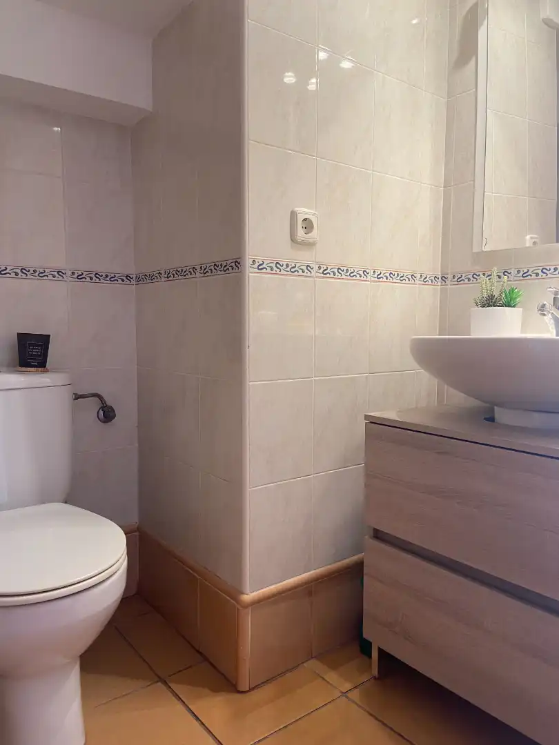 Baño de Apartamento de alquiler en L'Alfàs del Pi con Aire acondicionado, Calefacción y Terraza