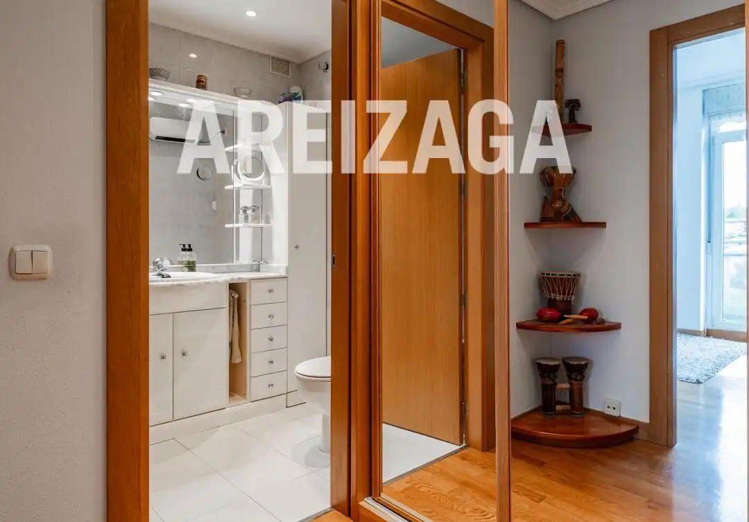 Baño de Piso en venta en Donostia - San Sebastián  con Calefacción, Terraza y Trastero
