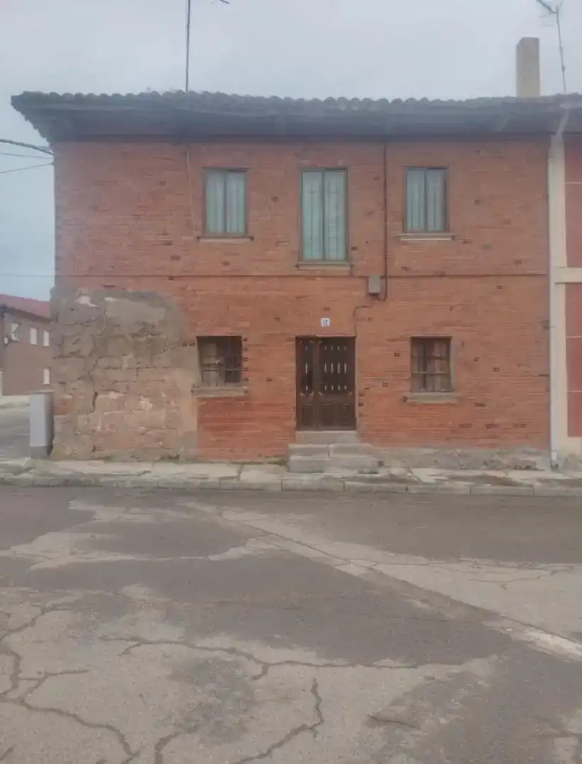Vista exterior de Casa adosada en venda en Sotresgudo amb Traster i Moblat