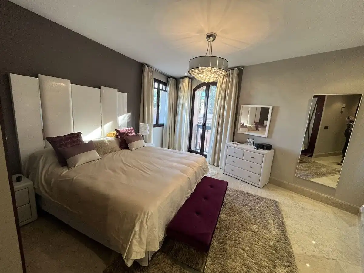 Dormitori de Apartament en venda en Marbella amb Aire condicionat, Jardí privat i Terrassa