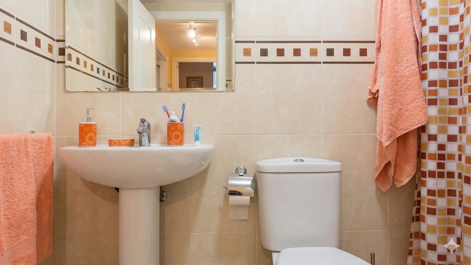 Badezimmer von Wohnung zum Verkauf in Almería mit Klimaanlage und Möbliert