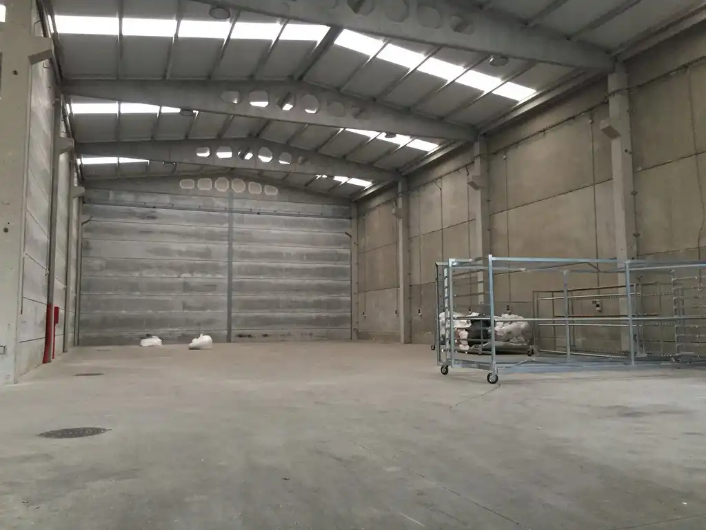 Fabrikhallen zur Miete in Carral