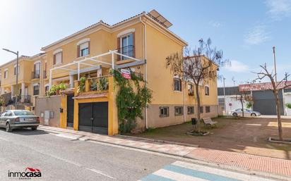 Vista exterior de Casa adosada en venda en Churriana de la Vega amb Calefacció, Parquet i Terrassa