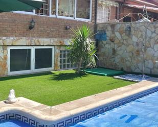 Jardí de Casa adosada en venda en Azuqueca de Henares amb Aire condicionat, Terrassa i Piscina