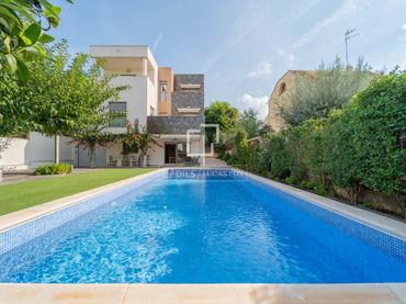 Xalet amb piscina en venda a Rocafort